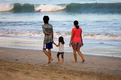 Free Photo | Beach people walking