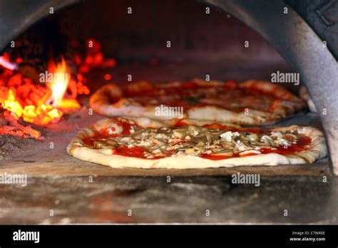Naples Pizza Hi Res Stock Photography And Images Alamy