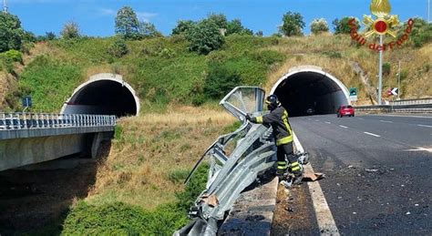 Incidente Choc A Salerno Tir Precipita Da Un Viadotto Sull Autostrada