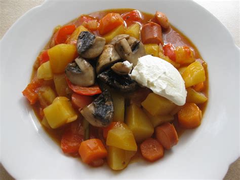 Kartoffel Gulasch mit Würstchen und Champignons Rezept kochbar de