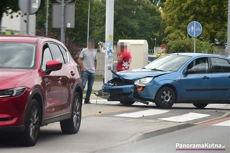 Zderzenie dwóch samochodów na Chodkiewicza ZDJĘCIA PanoramaKutna pl