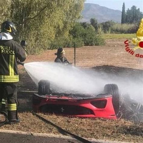 Ferrari Si Scontra Con Un Camper Muoiono Marito E Moglie In Sardegna