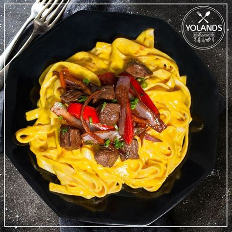 Fetuccini en crema a la huancaína con lomo saltando Lomo saltado