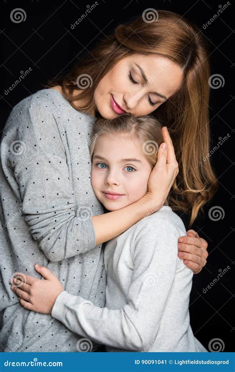 Abrazo De La Madre Y De La Hija Imagen De Archivo Imagen De Hija