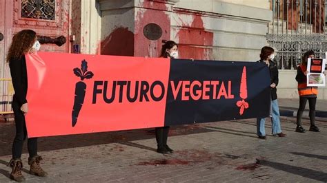 Activistas De Futuro Vegetal Protestan Desnudos Contra La Monarqu A