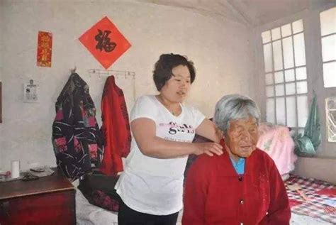 8旬老人生病住院，女儿陪护，儿子问候完转身离开，养儿有啥用？ 父母