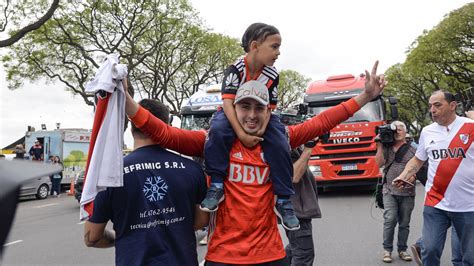 Decenas De Fanáticos Se Arrodillaron Ante El Plantel De River Tras La Clasificación Con Gremio