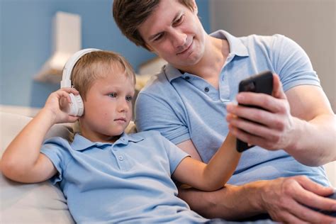 Adorable Fils Jouant Avec Son Père Photo Gratuite