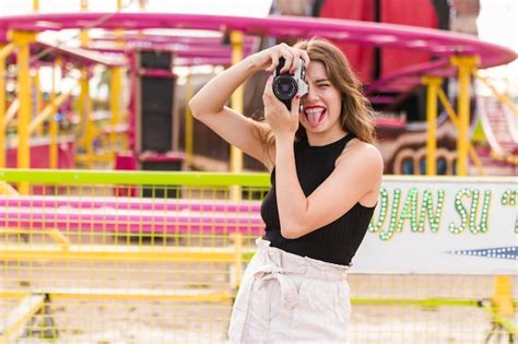 Blonde Jeune Fille Dans Le Parc D Attractions Photo Gratuite