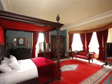 18 Stunning Black and Red Bedroom Ideas