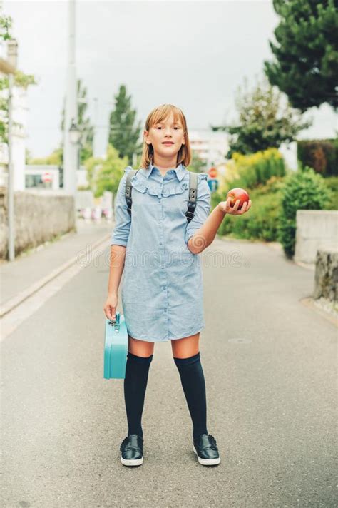 滑稽的矮小的女小学生室外画象 库存照片 图片 包括有 冷静 可爱 纵向 户外 人力 设计 青春期前 99662898