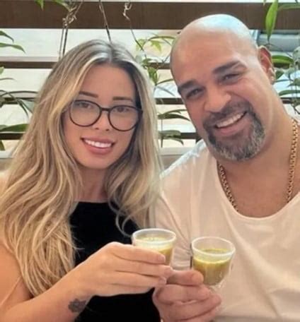 Adriano posa abraçado amiga e ex mulher pede Manda o divórcio