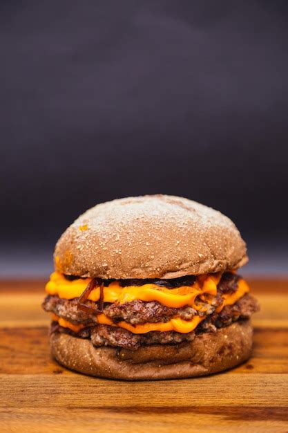 Delicioso Hamburguer Duplo De Carne Com Queijo Cheddar E Cebola