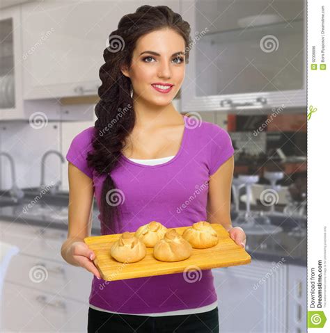 Cocinar A La Mujer En La Cocina Foto De Archivo Imagen De Hornada Comer 92308896