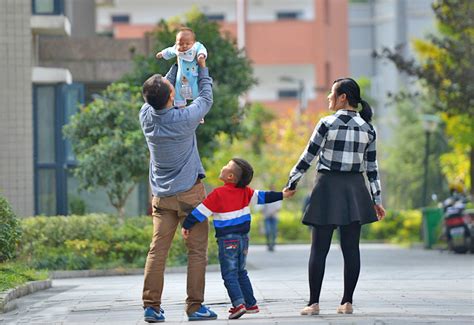 中国生育政策迎来急转弯 预计年内全面放开生育