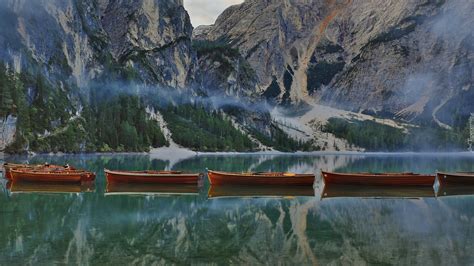 Szereg Odzi Na Jeziorze Pragser Wildsee W Dolomitach