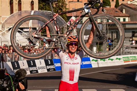 Kasia Niewiadoma Breaks Duck To Win Gravel Rainbow Bands Procyclinguk