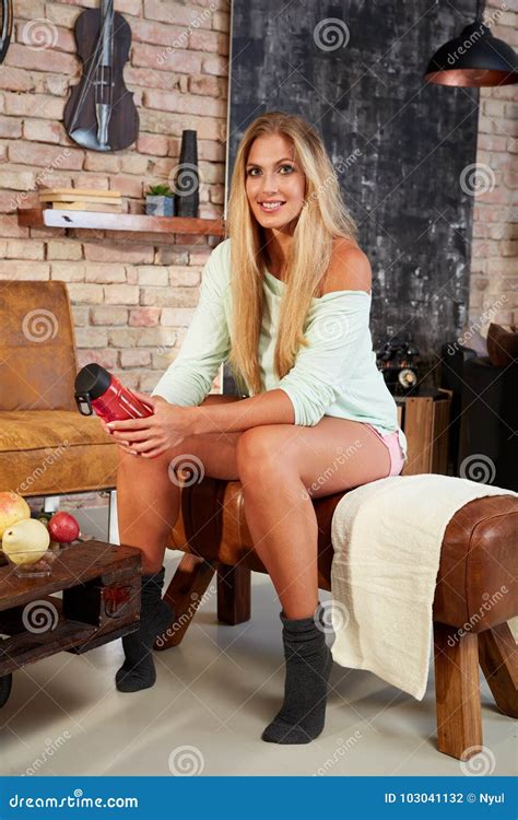 Blonde Frau Zu Hause Bereit Zur Ausbildung Stockfoto Bild von glück