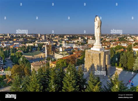 El mayor monumento de la Virgen María en el mundo la ciudad de Haskovo