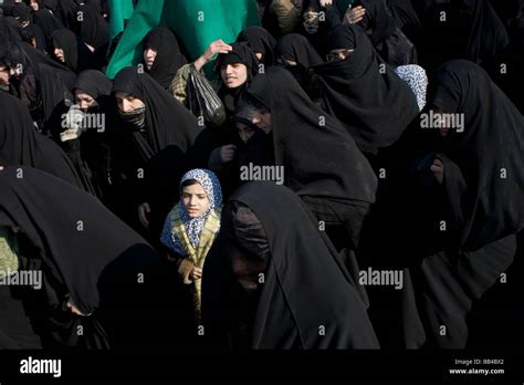 Las mujeres iraníes conmemorar Ashura el día de la muerte del imam