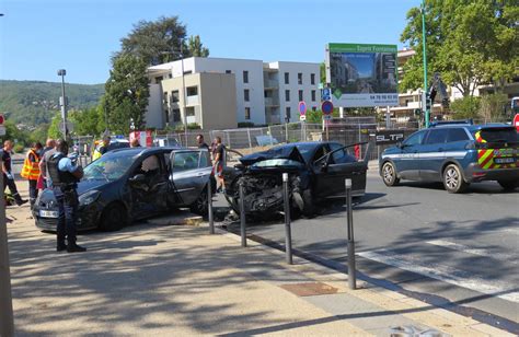 Fontaines sur Saône Il grille un feu rouge percute une voiture et une