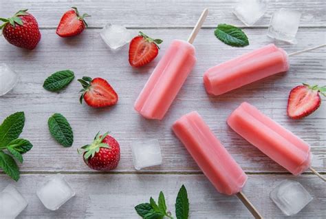 Paletas De Helado De Fresa Foto Premium