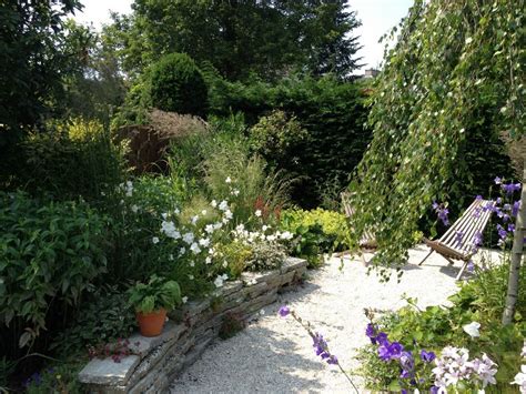 Natuurlijke Tuin Met Verhoogde Border Van Hergebruikte Terrastegels