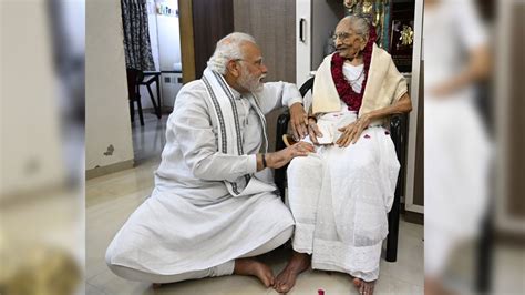 See Pm Narendra Modi Mother Heeraben Emotional Photos जब मां से मिलने