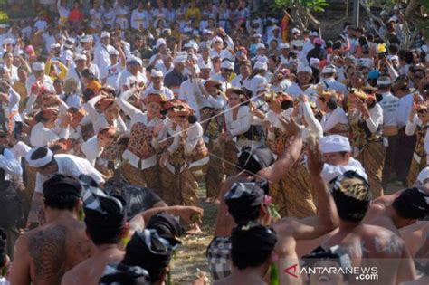 Masyarakat Desa Adat Kapal Badung Ikuti Tradisi Perang Ketupat Antara