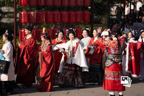 视线｜洛阳古城内“同袍”汇聚 汉服出行日由何而来？ 图片频道财新网