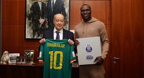 Vincent Aboubakar Visits Former Club FC Porto, Presents Iconic Cameroon Jersey to President ...