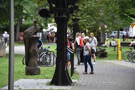 Park Kuracyjny w Ustroniu Urokliwe miejsce wśród drzew z tężnią