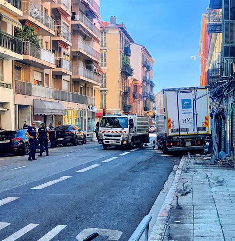 Video Accident Spectaculaire En Centre Ville De Nice Un Poids Lourd