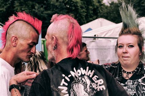 Punk is not dead. Le punk voit le jour en Angleterre… | by Guillaume ...