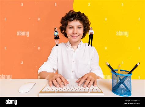 Niño escribiendo en el teclado fotografías e imágenes de alta