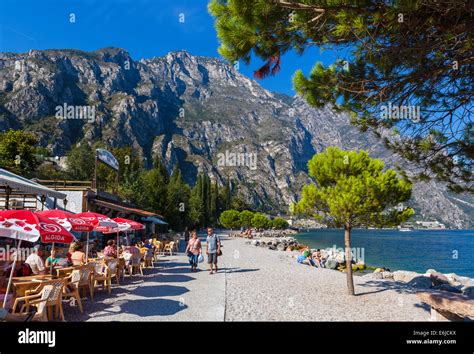 Seeufer Café Am Strand Von Limone Sul Garda Gardasee Lombardei