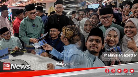 Mgnews Wan Rosdy Raikan Mahasiswa Pahang Salur Bantuan Keperluan