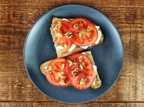 Tostada De Queso Fresco Tomate Y Nueces Mi Cocina Real