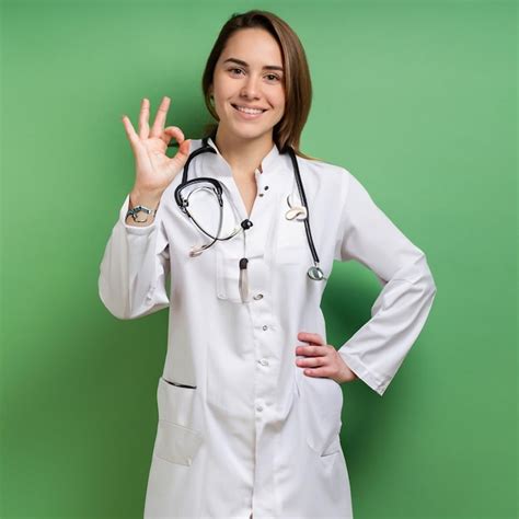 Una Doctora Con Bata Blanca Hace Un Signo De Paz Foto Premium