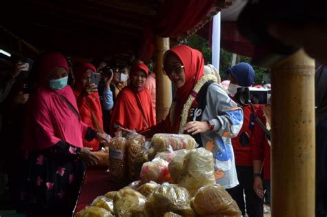 Dorong UMKM Kuliner Desa Pegandekan Bangun Pujasera Bale Gandhek