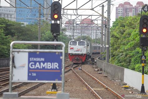 Jalur Rel Terendam Banjir Kai Batalkan Perjalanan Kereta Jarak Jauh