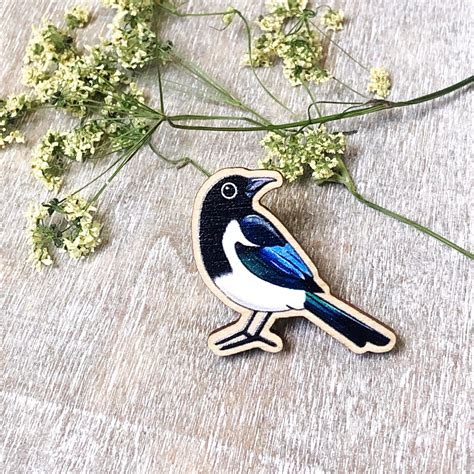 Small Wooden Magpie Pin Badge Native Garden Bird Pin Etsy 日本