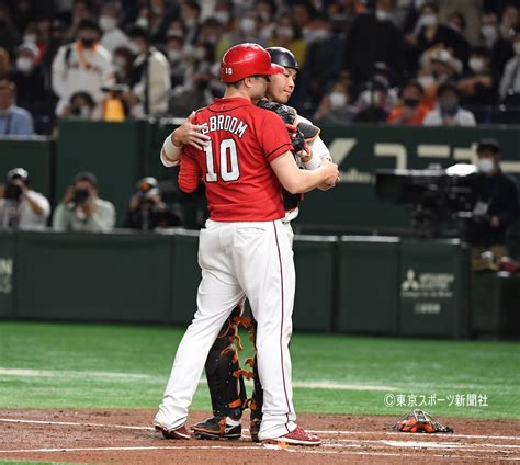 東スポ 写真部 On Twitter 【プロ野球】 4月19日 東京ドーム 巨人 × 広島 大城卓三 ＃マクブルーム 2回