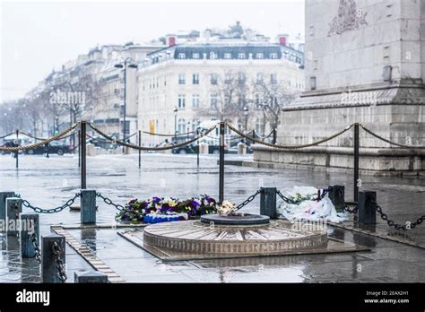 snow  paris place de letoile arc de triomphe stock photo alamy
