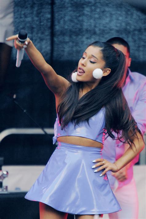 Ariana Grande Edits Photo