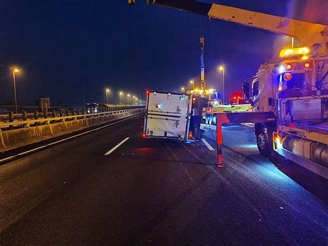 國道3號大甲段大貨車追撞小貨車 1人輕傷 中廣新聞網 Line Today