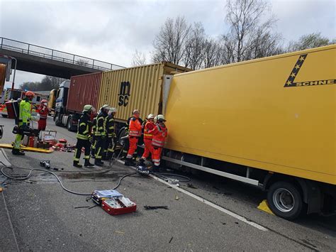 Schwerer LKW Unfall Auf Der BAB 8 Freiwillige Feuerwehr Geiselbullach