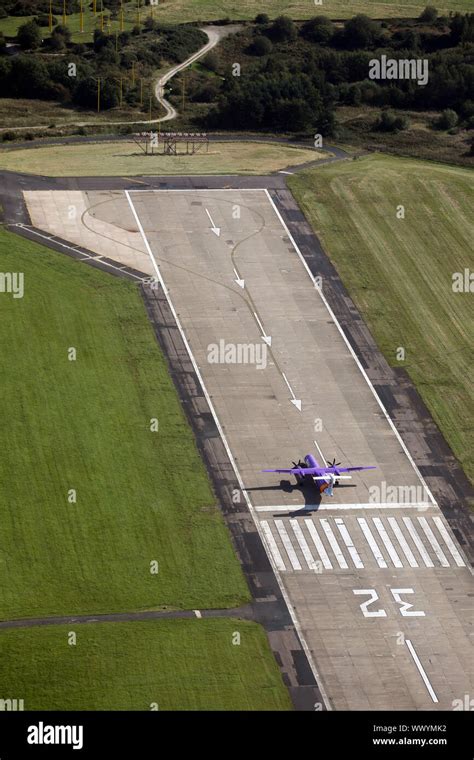 Avion Au Dessus De La Piste Banque De Photographies Et Dimages Haute