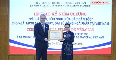 Embajador francés recibe distinción vietnamita por sus aportes a nexos