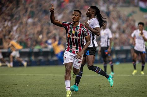 Com Dois Gols De Arias Fluminense Vence A Ldu E Leva A Recopa